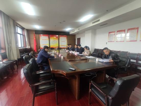 厨房里几个人在桌子前 中度可信度描述已自动生成