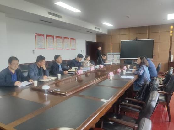 人们在厨房里 描述已自动生成